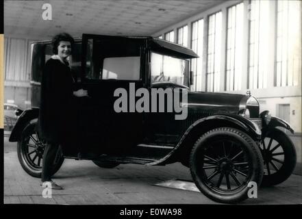 3. März 1962 - Gebrauchtwagen dritte West-Berliner Messe. Wenn morgen in West-Berlin die dritte Gebrauchtwagen Messe eröffnet wird, werden eines der am häufigsten Autos dieses alten Ford Modell T aus dem Jahr 1924. Es hat einen Preis nur für Fans wird es 6000 DM Kosten. Stockfoto