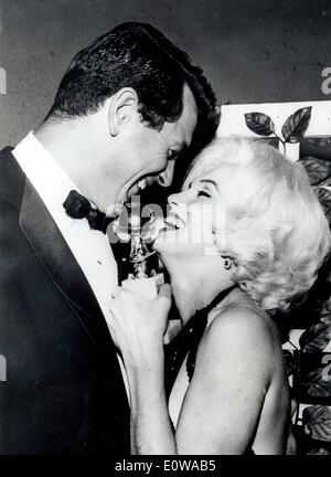 Marilyn Monroe nach dem Gewinn ihrer Golden Globe, feiert mit Rock Hudson Stockfoto