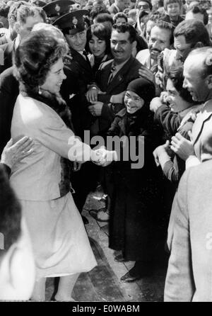 Königin Friederike Gruß Bürgerinnen und Bürger auf eine Tour durch Zentral-Griechenland Stockfoto