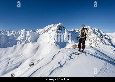 Ski Tourer stehen auf dem Gipfel des Seespitz Berg, Deutschnonsberg, Ilmenspitze Berg auf dem Rücken, Proveis, Ultental Stockfoto