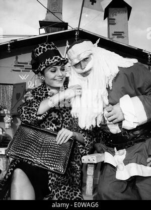 Schauspielerin Daliah Lavi mit Santa Claus Stockfoto