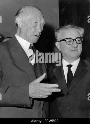 Präsident Giovanni Leone begrüßt Konrad Adenauer Stockfoto