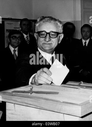 Präsident Giovanni Leone Stimmen im Wahllokal Stockfoto