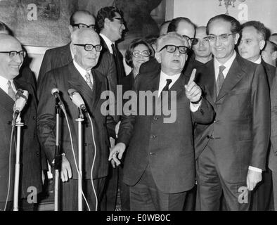 Giovanni Leone hält Rede nach gewählter Präsident Stockfoto