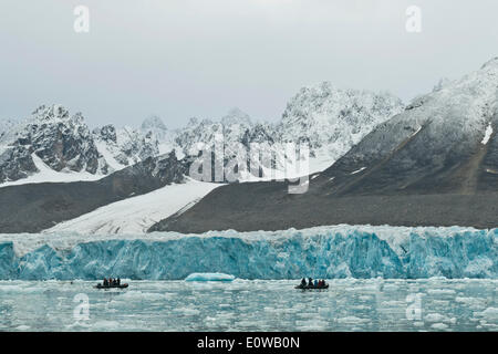 Touristen in Schlauchbooten vor dem Rand des Monacobreen Gletscher, Liefdefjorden, Spitzbergen, Svalbard-Inseln Stockfoto