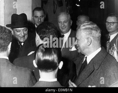 Premierminister Joseph Laniel Gespräche mit Kollegen Stockfoto