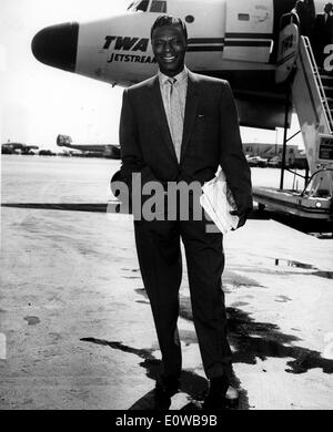 Musiker Nat King Cole vor dem Einsteigen in ein Flugzeug Stockfoto