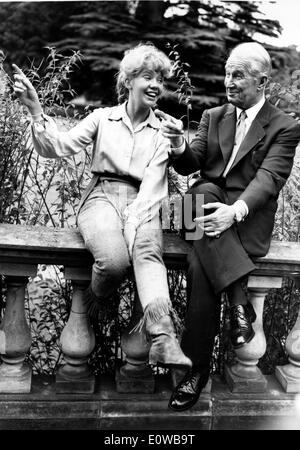 Schauspieler Maurice Chevalier und Leslie Caron teilen einen lachen Stockfoto