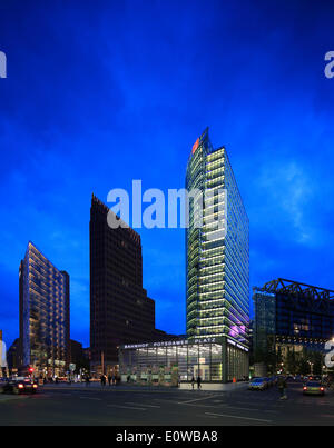 Potsdamer Platz quadratisch mit der Wolkenkratzer Renzo Piano 11, Kollhoff-Tower, Bahn Tower, Sony Center, Bahnhof Stockfoto