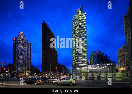 Potsdamer Platz quadratisch mit der Wolkenkratzer Renzo Piano 11, Kollhoff-Tower, Bahn Tower, Sony Center, Bahnhof Stockfoto