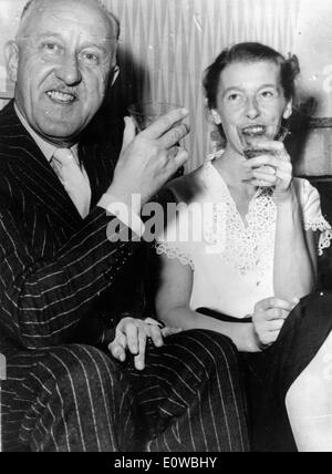 Schriftsteller Halldor Laxness Toast sein Getränk Stockfoto