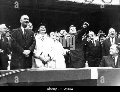 Präsident Kennedy wirft den ersten Pitch als Präsident Johnson Uhren Stockfoto