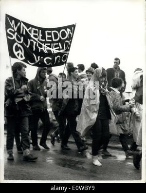 21. April 1962 - Zweiter Tag der Aldermaston March - 14.000 CND Fans marschierten heute aus der Lektüre nach Slough am zweiten Tag der Aldermaston März endet in London am Ostermontag - Foto zeigt:-eines der Märsche fand es anscheinend einfacher, barfuß zu laufen, wenn der Regen am Nachmittag begann, als der Marsch Slough näherte. Stockfoto