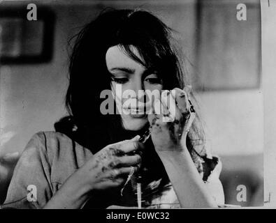 Schauspielerin Daliah Lavi schneiden sich in einer Szene aus einem film Stockfoto