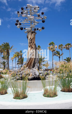 Moderne Windspiele, Stahl und Aluminium, auf dem Lago de Martianez, Artwork von Cesar Manrique, Puerto De La Cruz, Teneriffa Stockfoto