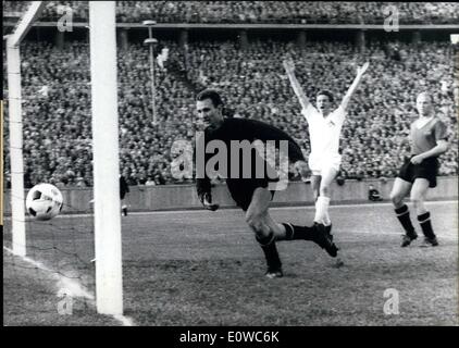 5. Mai 1962 - Final spielen, um die Deutsche Fußballmeisterschaft in Berlin: im Berliner Olympiastadion das Finale zu spielen um die deutsche Meisterschaft im Fußball statt. Der 1. FC Köln war der Titelverteidiger 1. FC Nurnbergh mit 4:0 Toren gewinnen und hat jetzt die Tickets für Ghile. Foto zeigt von Links zu richtigen Torwart Wabra (1.FC Nürnberg) konnte nicht die geschlossen zu halten, (Mitte) Pott (1.FC Köln) Und Albrecht (1.FC Nürnberg) Stockfoto