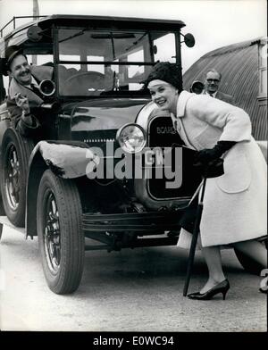 5. Mai 1962 - Kurbel starten, die wilden Zwanziger.: Dorothy Provine, Hollywoods Nool '' Flapper'' Mädchen und Star der TV eine Serie "Roaring Twenties" gibt eine Kurbel, nachdem sie in London-Taxi (1920-Modell natürlich) nur flog nachdem sie am 3. Juni in London gestern auf eine zwölftägige Besuch (ihre erste) die Rechnung der Val Parnells Sonntagabend im London Palladium nach oben flog. Stockfoto