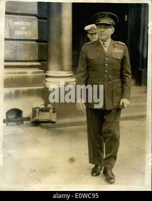 5. Mai 1962 - uns Marine Corps Kommandant trifft Minister der Verteidigung: allgemeine David M. Shoup, Kommandant des United States Marine Corps, der derzeit Großbritannien besucht. Heute Nachmittag rief Harold Watkinson, der Minister der Verteidigung, des Ministeriums. Das Foto zeigt General des Ministeriums zu verlassen, nach seinem am Nachmittag Besuch. Stockfoto