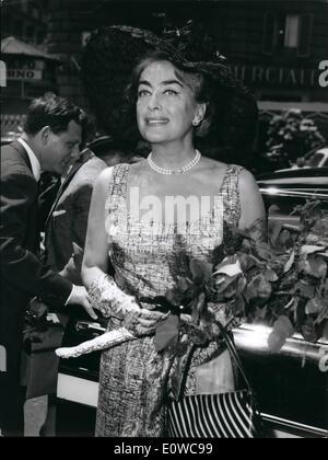 5. Mai 1962 - Joan Crawford die berühmte US-amerikanische Schauspielerin mittlerweile einen gesunden industriellen auf Pepsi Cola Industrie nach Rom, heute Morgen angekommen, sie weiterhin ihre Dienstfahrt, Turin, Venedig und Treiste. Wie immer erschien sie noch jung und charmant. Stockfoto