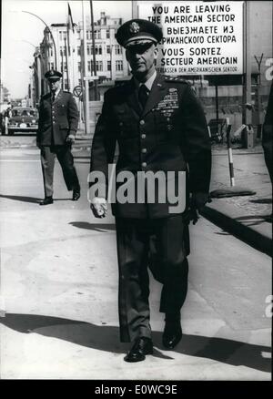 5. Mai 1962 - General Freeman in Berlin: der neue Oberbefehlshaber der US-Army in Europa, General Pail L.Freeman (Paul L. Freeman), die für einen zweitägigen Besuch in Berlin ist verpflichtet eine Seite sehen - Tour durch Berlin heute (10.5.1962). Die inspiziert der Wand und besucht die amerikanischen Soldaten am "Checkpoint Charly'' in der Friedrich-Straße. Foto zeigt allgemeine Freeman in der Friedrich-Straße. Stockfoto