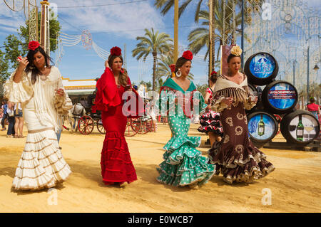 Frauen tragen Zigeuner Kleider an die Feria del Caballo, Jerez De La Frontera, Provinz Cádiz, Andalusien, Spanien Stockfoto