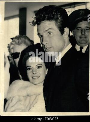 5. Mai 1962 - Natalie Wood und Warren Beatty kommen in London Premiere: US-Schauspieler Warren Beatty angekommen am Flughafen London von den internationalen Filmfestspielen in Cannes heute an der London-Premiere seines neuen Films All Fall Down. Mit ihm war Schauspielerin Natalie Wood. Foto zeigt das Paar bei der Ankunft am Flughafen. Stockfoto