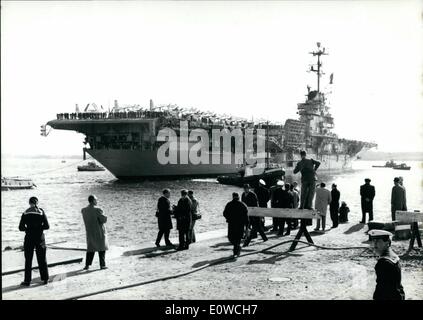 5. Mai 1962 - landete der amerikanische Flugzeugträger '' Wespe '' in der Kieler '' Scheernhafen'', heute Morgen. Die "Wespe" gehört zur Marine Bildung von elf Kriegsschiffe, die für zehn Tage Besuch an der deutschen Ostseeküste angekommen ist. 5000 Marines freuen sich für Ausgaben rund 2,14 Millionen Mark in Kiel, Flensburg und Lübeck, in erster Linie für Bier. Das Foto zeigt die amerikanische Flugzeugträger '' Wespe '' angekommen, heute Morgen für einen zehntägigen Besuch im Kieler Hafen. Stockfoto