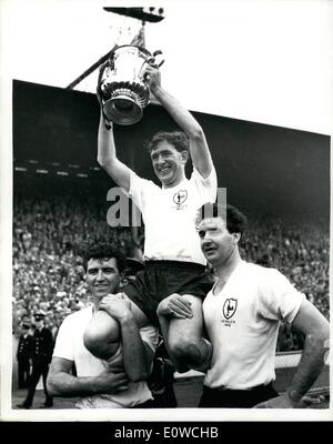 Mai 1962 - Spurs gewinnt FA Cup 3:1: Tottenham Hotspur gewann den FA Cup zum zweiten Mal in Folge, indem er heute Burnley 3-1 in Wembley entschied. Foto zeigt: Danny Blanchflower, der Sieger, hält den Pokal hoch, auf der Schulter von Bobby Smith (links) und Maurice Norman nach der Präsentation heute. Stockfoto