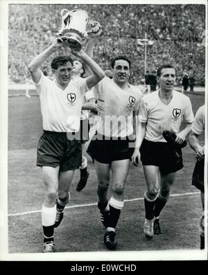 5. Mai 1962 - gewann Spurs gewinnen FA Cup 3: 1 Tottenham Hotspur den FA Cup zum zweiten Mal in Folge gegen Burnley 3-1 im Wembley-Stadion. Foto zeigt:-ein triumphales Trio. Spurs Kapitän Danny Blancflower und linken Dave Mackay halten den FA Cup während eine Ehrenrunde des Wembley-Stadion nach dem Spiel. Auf der rechten Seite trägt man seine Stiefel Flügelspieler Cliff Jones. Stockfoto