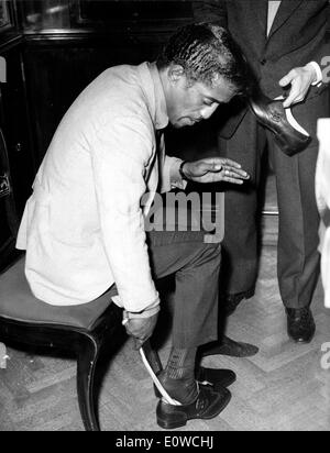 Sammy Davis Jr. seine Schuhe anziehen Stockfoto