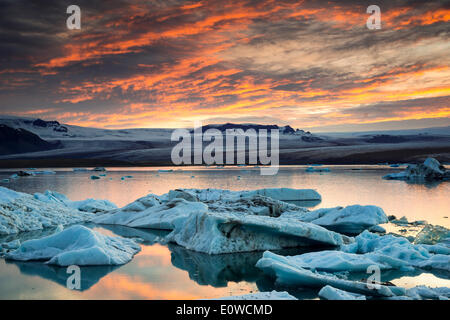 Eisberge, Gletscherlagune Jökulsárlón im Abendrot, Gletscher Vatnajökull, Austurland, East Island, Island Stockfoto