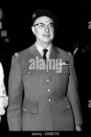 General Charles Ailleret kommt zum Justizpalast Stockfoto