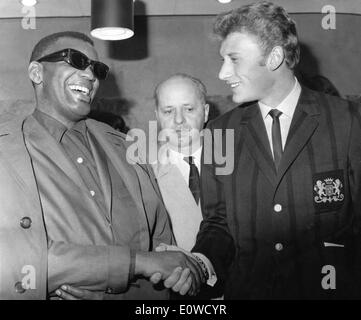 Sänger Ray Charles und Johnny Hallyday Händeschütteln Stockfoto