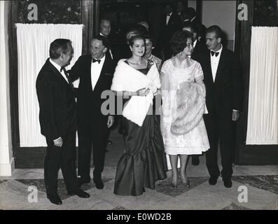 6. Juni 1962 - stehen mehr als 600 Menschen, darunter Fürst Rainier und Prinzessin Grace, Don Juan Carlos und Prinzessin Sophie, Frank Sinatra eine Ovation im Sporting Club in Mote Carlo ein Vorteil, Kindern zu helfen. Im Bild von links nach rechts, nach dem Konzert Form: Princ Stockfoto