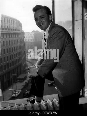 Gary Crosby stützte sich auf einer Fensterbank Stockfoto