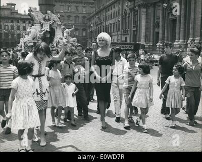 6. Juni 1962 - Jayne Mansfield noch in Rom, in "Panik-Knopf '' zu schießen. Hier in den Bildern mit einigen '' Scugnizzi'' romani Stockfoto