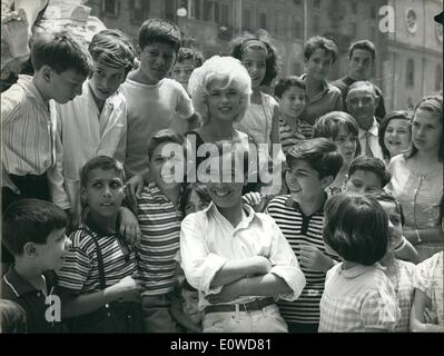 6. Juni 1962 - Jayne Mansfield noch in Rom, Iin '' Paniktaste '' zu schießen. Hier in den Bildern mit einigen '' Scugnizzi'' Romani am Piazza Navona, während eine Pause. Sie scheint Freude an dieser schönen kleinen Jungen und Mädchen! Stockfoto