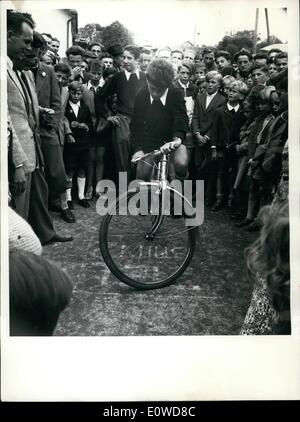 6. Juni 1962 - der langsamste Fahrrad-Fahrer Deutschlands; wurde der Münchner Peter Hofheinz in der besten Zeit 16:13:6 Minuten für 100 Meter. Dieser traditionelle Wettbewerb der langsamste Fahrradfahrer erneut in Grünwald bei München durchgeführt wurde und viele Besucher erschienen zu diesem ursprünglichen Wettbewerb folgen. Stockfoto