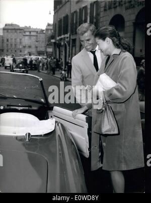 Juni 1962 - Fernando Lamas, mehrfach geschiedener Ehemann des berühmten Stars (Lana urner, Arlene Dahl ece...) Er kam zusammen mit dem geschiedenen amerikanischen Star der Wasserfilme, Ester Williams, nach Rom zurück. Lamas war vor zwei Monaten in Rom, wo er einen Film über den italienischen Risorgimento drehte. Das Paar wird bald heiraten, und das wird wahrscheinlich in Rom passieren Stockfoto
