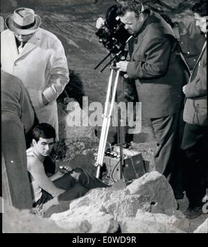 6. Juni 1962 - Regie: Rom - exklusive Bilder von einer der letzten Szenen des '' Test '' der Film aus Kafkas am besten schriftlich, große Leiter-Schauspieler Orscon Welles, mit dem amerikanischen Schauspieler Antony Perkins, als der wichtigste Interpret. Die Szene zeigt die Perkin Tod durch die Hand von zwei gedungenen Mördern; Orson Welles "der Berg der Intelligenz '' wie er von seinen Freunden und von seinen Feinden genannt wird gab strikten Befehl, Kameraleute den Satz eingeben, und letzte Nacht konnte er nicht vorstellen, dass gab es unsere '' Teleobjectives'' wies auf ihn! Stockfoto