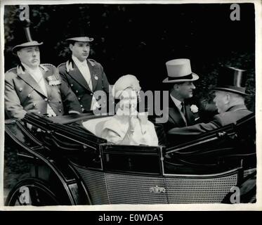 6. Juni 1962 - ROYAL ASCOT. Foto zeigt: Die Königin und dem Herzog EDINBURGH kommen in ihr Trainer zur Eröffnung der viertägigen Royal Ascot Race Meeting heute. Stockfoto