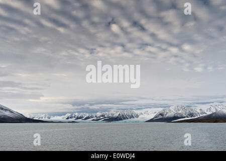 Berge und Gletscher, Liefdefjorden Fjord, Spitzbergen, Svalbard-Inseln, Svalbard und Jan Mayen, Norwegen Stockfoto