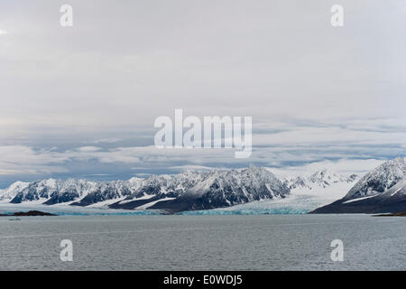 Berge und Gletscher, Liefdefjorden Fjord, Spitzbergen, Svalbard-Inseln, Svalbard und Jan Mayen, Norwegen Stockfoto