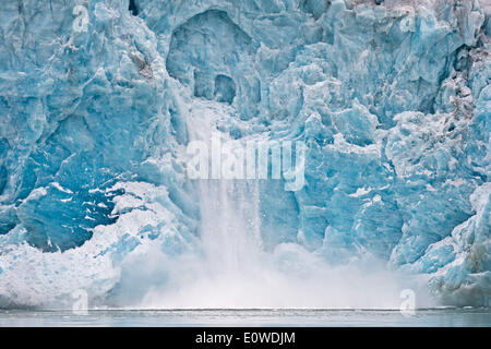 Kalbende Gletscher, am Rand der Monacobreen Gletscher, Liefdefjorden, Spitzbergen, Svalbard-Inseln, Svalbard und Jan Mayen, Norwegen Stockfoto