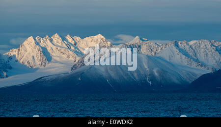 Berge und Gletscher, Liefdefjorden Fjord, Spitzbergen, Svalbard-Inseln, Svalbard und Jan Mayen, Norwegen Stockfoto