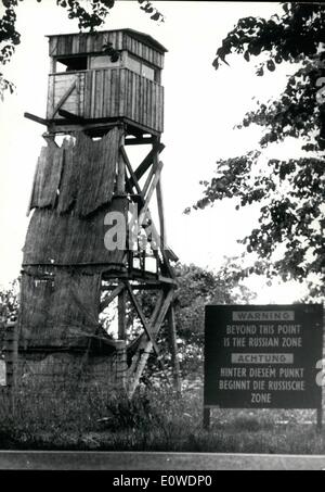 6. Juni 1962 - eine neue Wache Turm an der Berlin-Zone-Grenze. Eine neue Wachturm der DDR-Grenzpolizisten entstand an der Grenze zwischen der sowjetischen Besatzungszone in Gross - Glienicke, Vis Vis des Bereichs West Berlin Kladow. OPS: Die neuen Wachturm in Gross - Glienicke Stockfoto