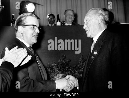 Konrad Adenauer und Josef Dufhues feiern Wahl Stockfoto