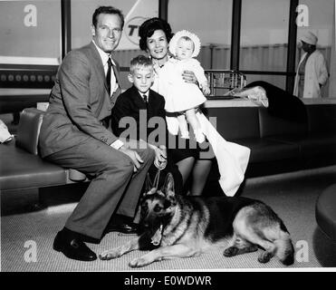 Schauspieler Charlton Heston und seine Familie am Flughafen in New York Stockfoto