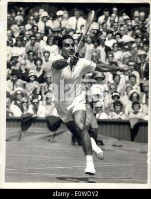 25. Juni 1962 - Wimbledon erster Tag - Centre Court. Foto zeigt N. Kumar(India) im Spiel aN. Kumar (Indien) gegen Rod Laver, der australische Männer Singles Titelträger auf der Centre Court von Wimbledon heute. Stockfoto