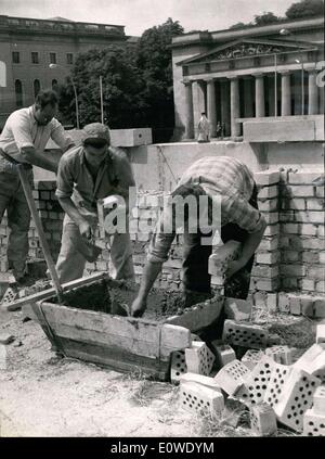 28. Juni 1962 - Bauarbeiten unter Den Linden, die die ehemalige Prinzessin stattfinden wird Palast. Der Bau wird die alte, architektonische Schönheit in den Palast widerspiegeln. Stockfoto